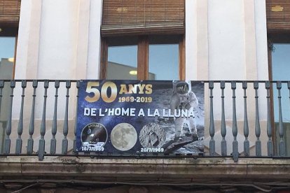 Pancarta colgada en el balcón del ayuntamiento.