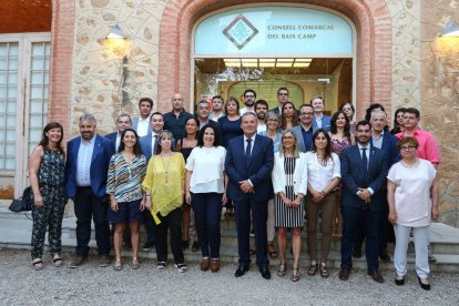 Foto de familia de los 32 consejeros|consellers que cogieron possesió al pleno de ayer.