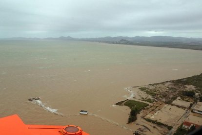 El accidente se ha producido a pocos metros del núcleo urbano donde trabajan efectivos de emergencias en tareas de recuperación de las localidades afectadas por la DANA.