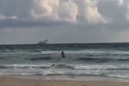 Instante del vídeo en que se ve como el avión cae al mar.