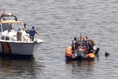 Buzos de la Guardia Civil durante las labores de rescate de los dos militares muertos