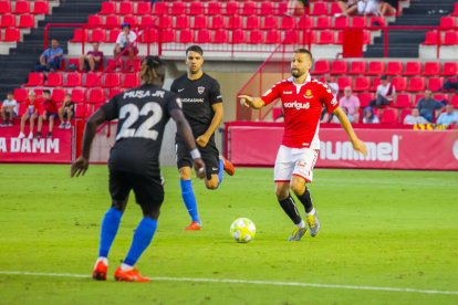 David Goldar intenta un pase durante el Nàstic-Llagostera de la jornada inaugural del campeonato de Lliga de Segunda B.