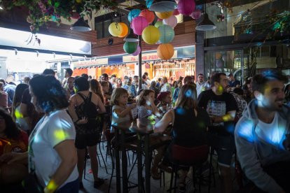 La fiesta empezó a las ocho de la tarde hasta bien entrada la noche.