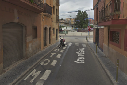 La moto que ha quemado estaba estacionada en la calle Gravina.