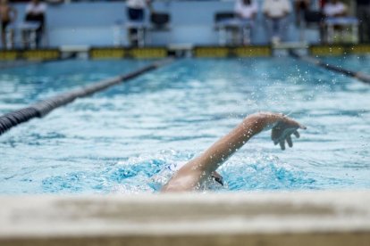 Imatge d'arxiu d'una piscina i una nadadora