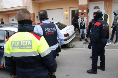 Plano general de un joven detenido en la operación antidroga en Valls.