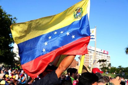 Veneçolans en una manifestació a Uruguay demanant que es reconegui a Juan Guiadó