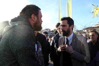 El president del Parlament Roger Torrent amb un dels manifestants que li han reclamat que aturi el projecte de l'abocador de Riba-roja d'Ebre, en la seva arribada a la Fira Intercomarcal de l'Oli.