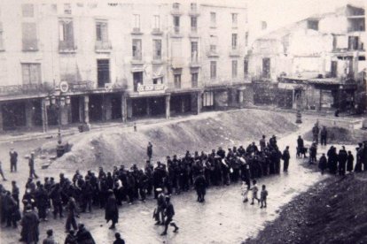 Prisioneros republicanos trabajando en la plaza del Mercadal de Reus.