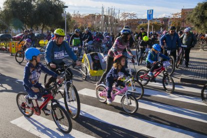 En acabar els participants han fet una botifarrada