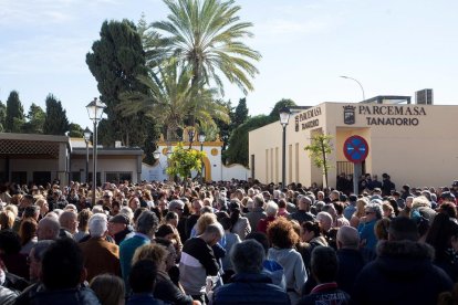 La plaza de la entrada completamente llena por las personas que han querido despedir a Julen