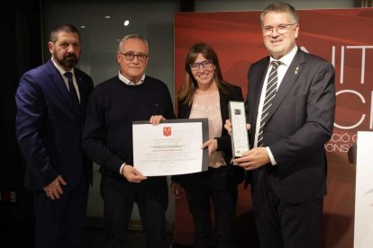 El alcalde de Tarragona, Pau Ricomà, acompañado del director del Concurso de Castillos, Xavier González, y la directora castellera del certamen, Ester Roca.