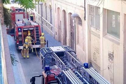 El incendio se ha originado en una cocina y ha movilizado tres dotaciones de bomberos.