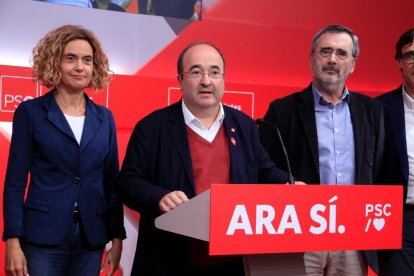 Pla obert del líder del PSC, Miquel Iceta, parlant amb els candidats electes Meritxell Batet i Manuel Cruz.