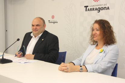 El consejero|conseller Jordi Fortuny, acompañado de la consejera|consellera Laura Castel, en la rueda de prensa de explicación de la situación económica del Ayuntamiento de Tarragona. Foto del 16 de julio del 2019 (Horizontal).