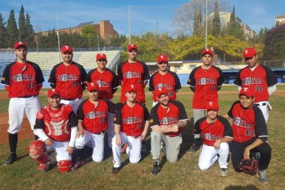 Foto de família de l'equip de beisbol Wolves, al camp del CBS Sant Boi.