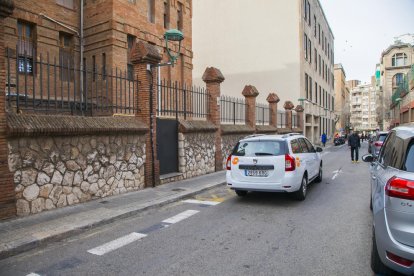 Porta de les Teresianes al carrer August, per on surten els nens que es dirigeixen a la llar d'infants.