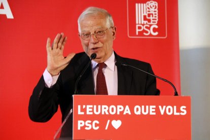 El ministro y candidato del PSOE en el Parlamento Europeo, Josep Borrell,en un mitin electoral en Lérida,