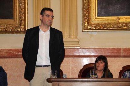 Montes en el mment de ser nombrado concejal al plenario municipal de Vilanova i la Geltrú.