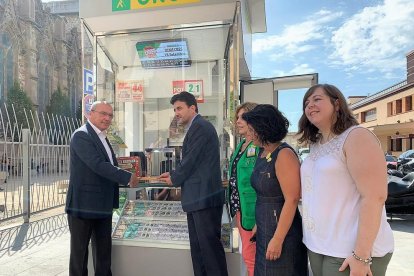 El quiosco se ha presentado en la calle Prat de la Riba de Reus con presencia del alcalde de la ciudad, Carles Pellicer.