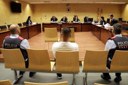 D'esquenes i custodiat pels Mossos, l'acusat de violar i intentar matar la parella de Sant Jordi Desvalls.