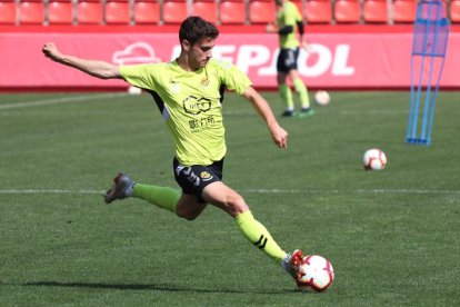 Pol Prats, durante un entrenamiento con el primer equipo del Nàstic, equipo en el cual espera triunfar.