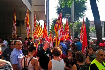 Imatge de la concentració de membres dels sindicats UGT i CCOO davant davant del Jutjat Social número 3 de Tarragona.