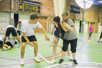 Imagen de una sesión de defensa personal femenina realizada este en el pabellón de Campclar de Tarragona.