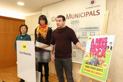 Mariona Quadrada, Marta Llorens i Edgar Fernández, amb els cartells de la seva contracampanya.