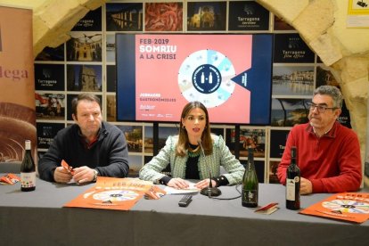 De izquierda a derecha: Julio Rebenaque, presidente de ARPA; Inma Rodríguez, consejera de Turisme y Ricard Abella, representante de Genium Celler.