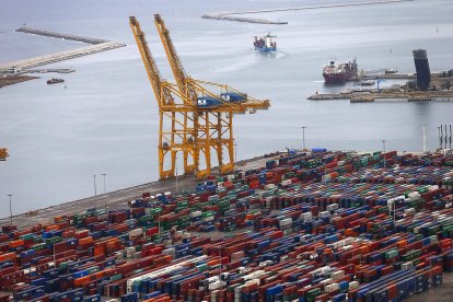 Imagen darxiu de contenedores en el Puerto de Barcelona.