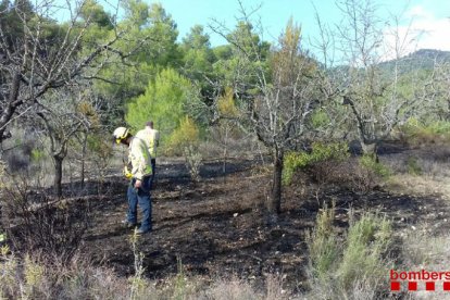 Un bombero trabajando en la zona del fuego.