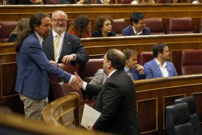 El líder de Podemos, Pablo Iglesias, saluda al presidente de ERC, Oriol Junqueras, durante la sesión de constitución del Congreso de los Diputados.