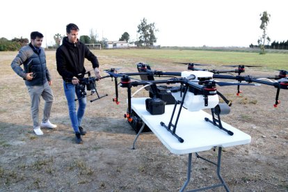 Técnicos de Ebredrone con las aeronaves preparadas para volar en Poble Nou del Delta.