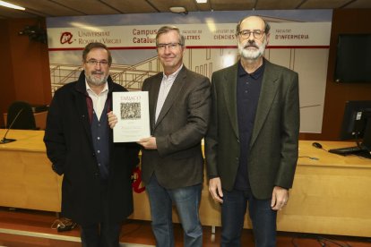 Muñoz, De Arbulo y López muestran un ejemplar de la recopilación de artículos de la última Tàrraco Bienal.