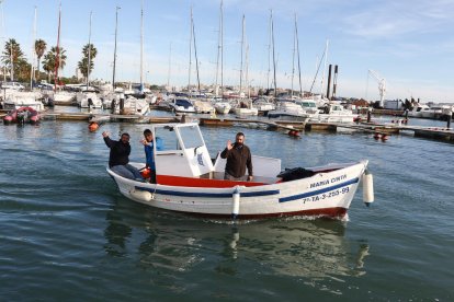 Uno de los equipos que compiten, ayer, saliendo del puerto de Salou después del lanzamiento del cohete.