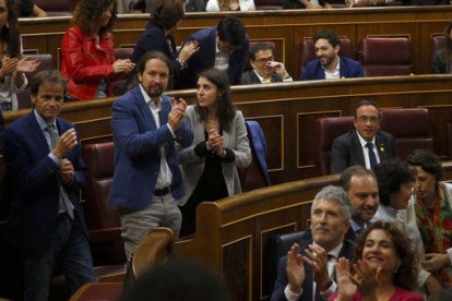 Diputats del PSOE i d'Unides Podem aplaudeixen durant la constitució del Congrés.