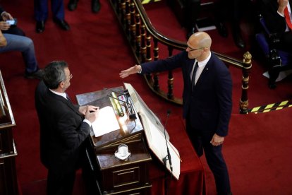 Raül Romeva acata la Constitució durant la sessió constitutiva del Senat.