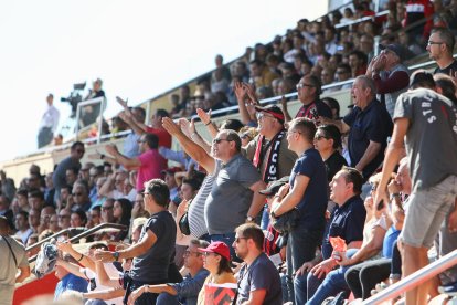 Imagen de archivo de la afición encarnado-y-negra en el Estadio Municipal en un partido disputado la temporada pasada a Segunda División.