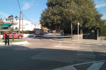 Imatge de l'exterior de l'hotel acordonat per un incident amb clor a Altafulla.