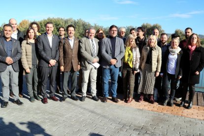 Els càrrecs de la Generalitat, alcaldes i representants socioeconòmics de la Ribera d'Ebre abans d'entrar a la reunió.