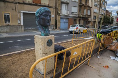 ELs operatis han fet la instal·lació del bust aquest dimarts.