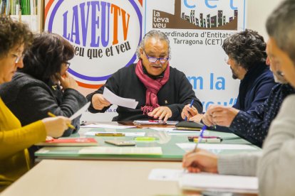 Juárez y Descarrega, en el fondo de la imagen, durante la reunión que la Plataforma mantuvo ayer en la sede de Mediterrània.