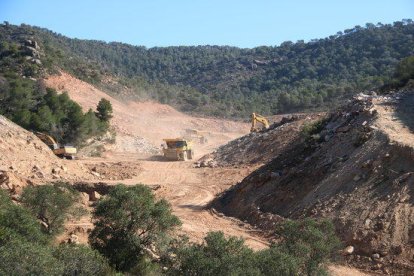 Imatge de les màquines que treballen per ubicar l'abocador de residus de Riba-roja d'Ebre.