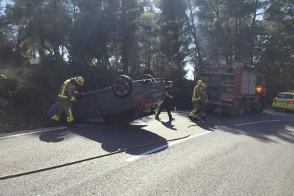 Imatge del turisme bolcat a la TV-7041.