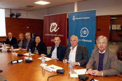 KLa rectora de la URV, María José Figueras, amb representants de la Diputació, de l'Institut d'Investigació Sanitària Pere Virgili i dels hospitals participants.