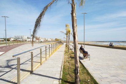 Imagen del paseo marítimo del Cunit, uno de los puntos del trayecto que hará el trenecito turístico.