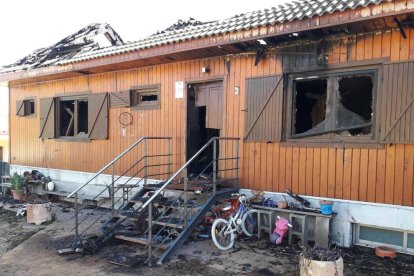 Imagen de cómo ha quedado el chalet de madera afectado por el incendio.