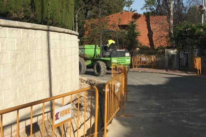 Estado en que se encuentra una de las calles donde actúan las máquinas que llevan a cabo la sustitución de las cañerías de fibrocemento.