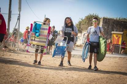 Jóvenes accediendo al recinto de la Acampada JOve que hoy se inicia en Montblanc.